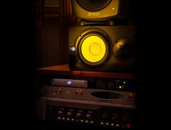 Monitorit studion tarkkaamossa